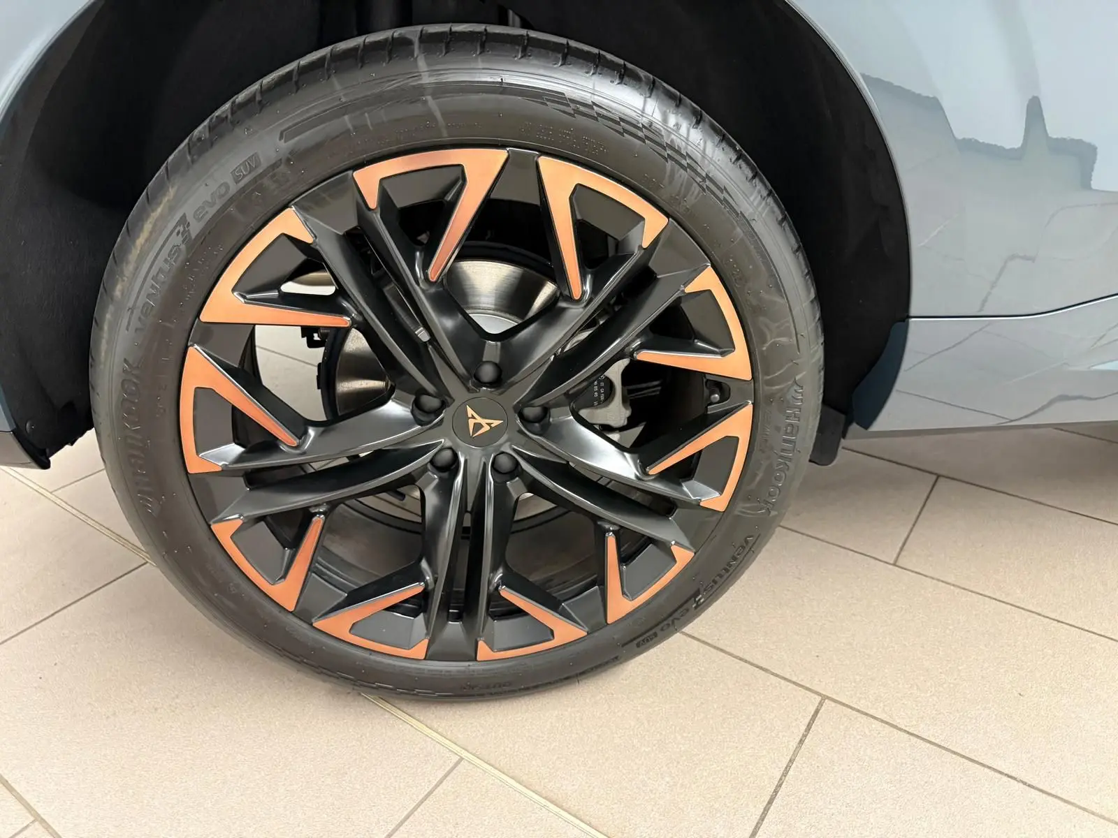 Gros plan sur la jante 20'' Hadron cuivrée du côté avant droit d'une CUPRA TERRAMAR Bleu Fjord 2025.