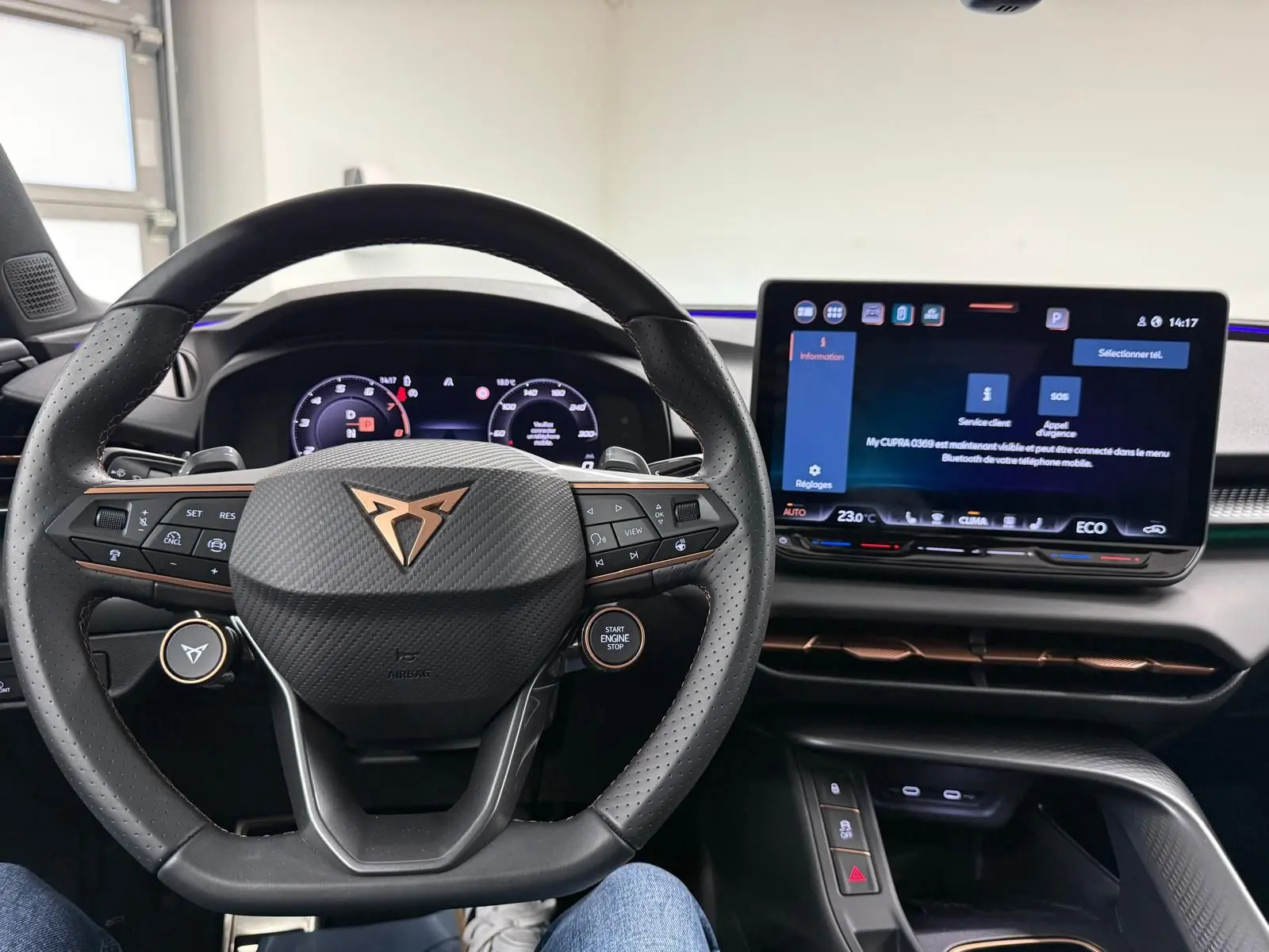 Vue intérieure centrée sur le volant et l’écran tactile du CUPRA TERRAMAR 1.5 eHybrid 2025, détails cuivrés visibles.