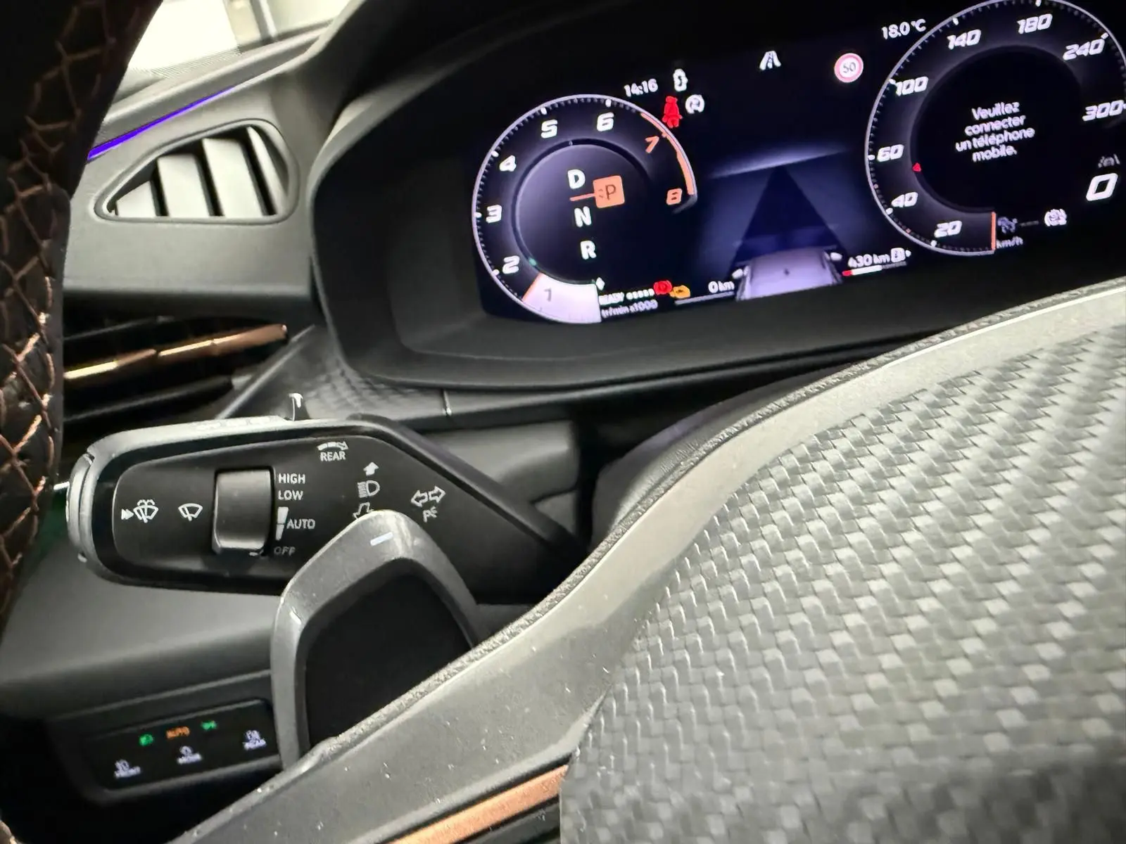 Gros plan sur le combiné d'instruments numérique et la commande de phares du CUPRA TERRAMAR 1.5 eHybrid, intérieur noir.