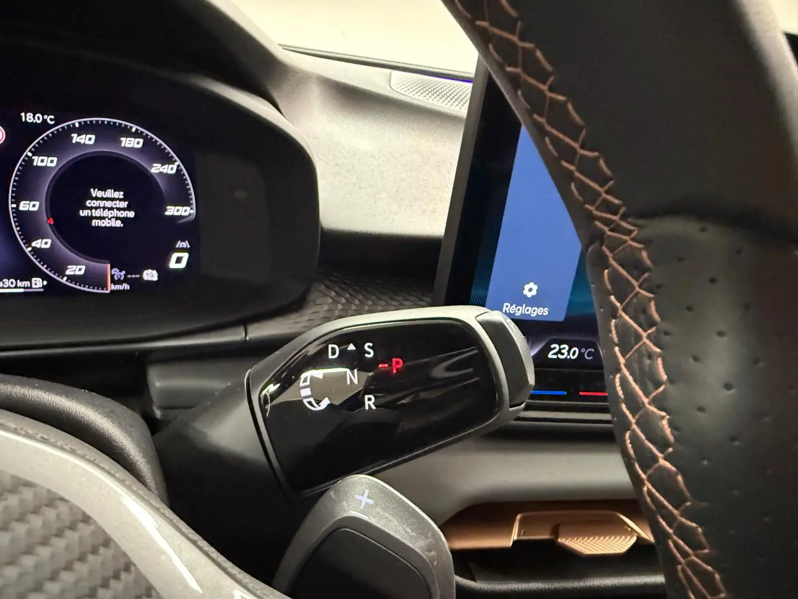 Gros plan sur la commande de boîte automatique et le tableau de bord numérique du CUPRA TERRAMAR 1.5 eHybrid.