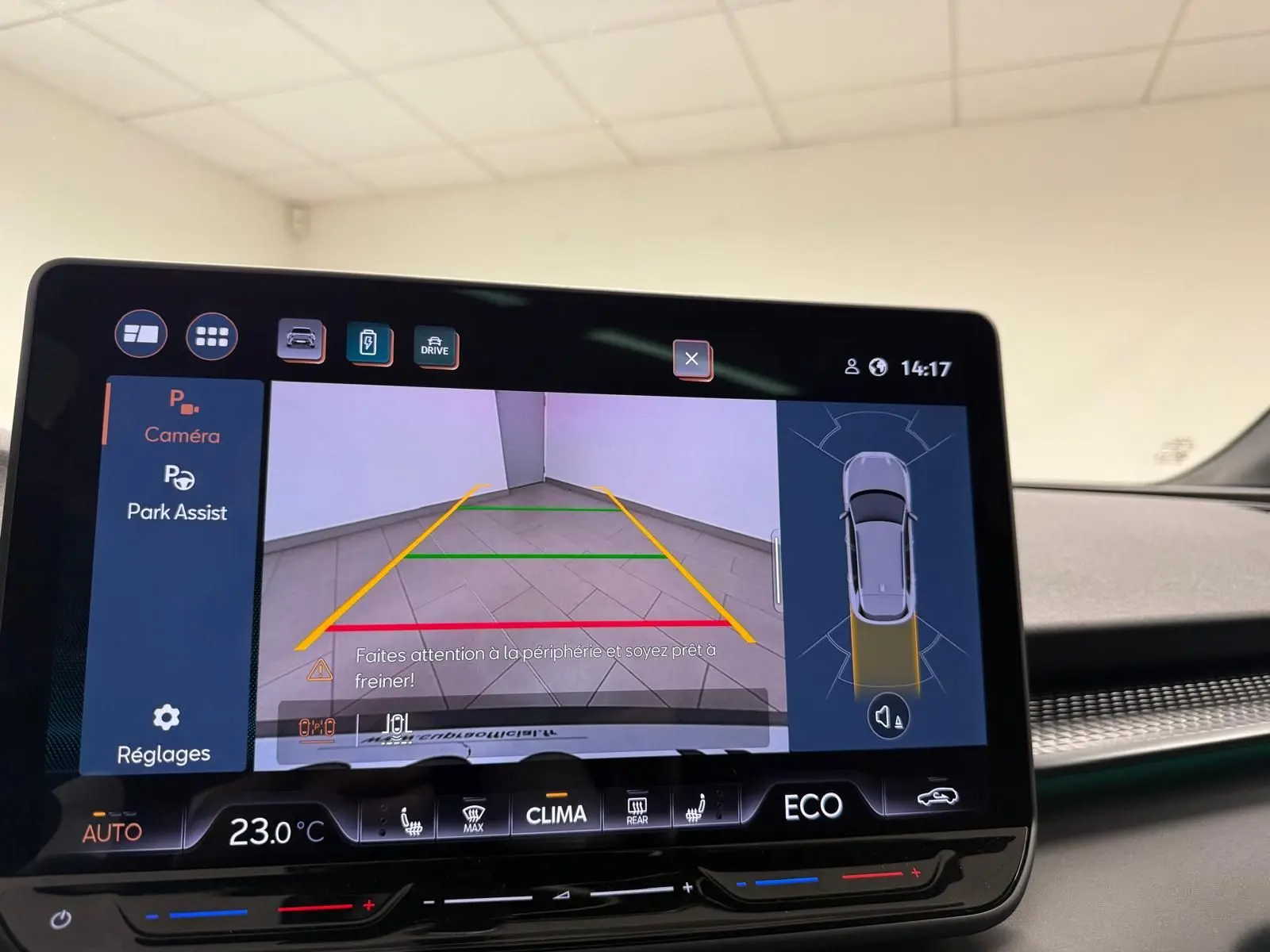 Écran tactile intérieur affichant l'aide au stationnement avec vue caméra arrière et représentation 3D du véhicule CUPRA TERRAMAR.