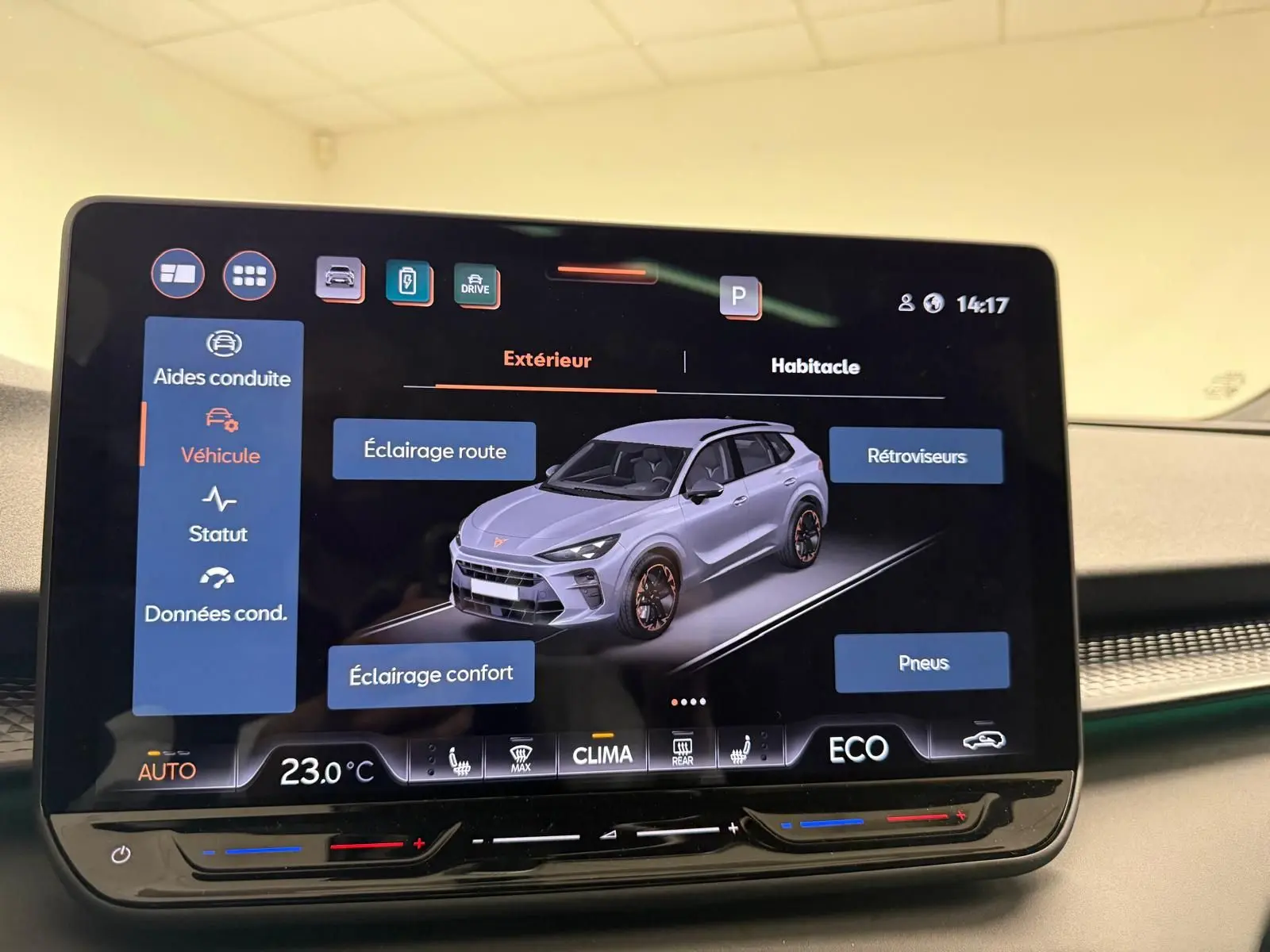Écran tactile intérieur affichant la configuration des aides à la conduite du SUV CUPRA Terramar en vue 3/4 avant gris clair.