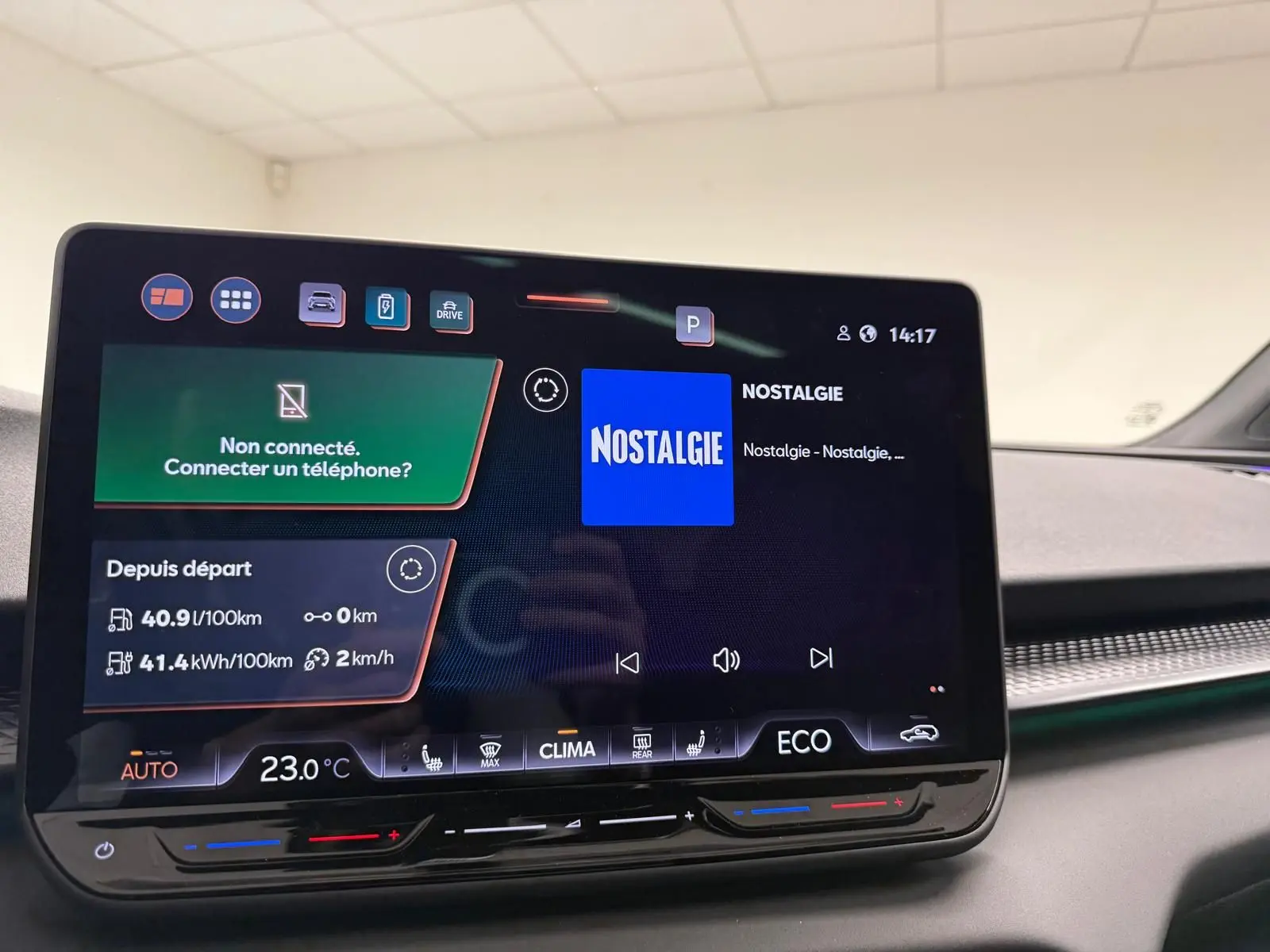 Écran tactile central du tableau de bord de la CUPRA TERRAMAR 1.5 eHybrid affichant la radio et les réglages climatiques.