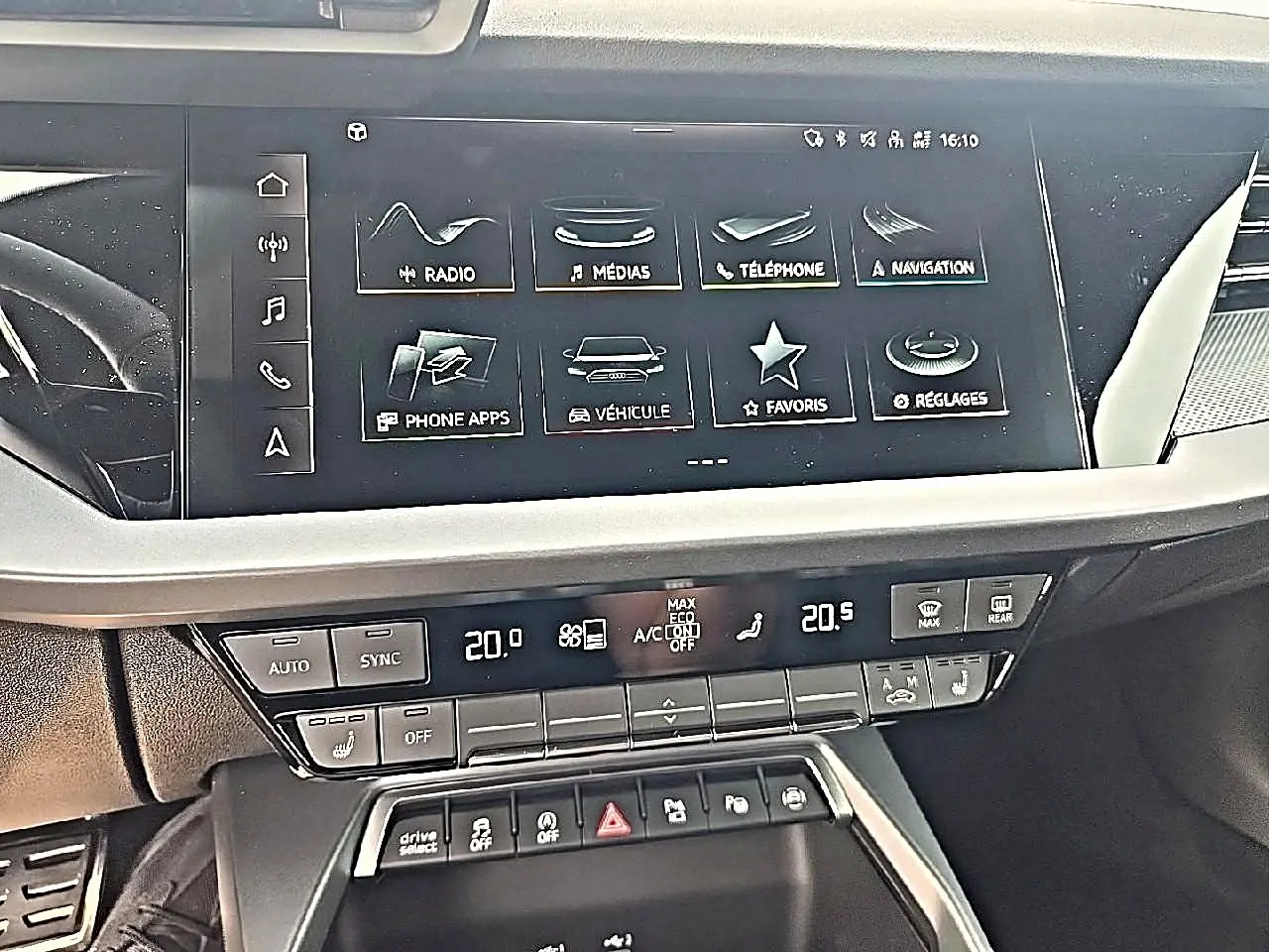 Vue rapprochée de la console centrale de l’Audi A3 Sportback 2026 avec écran tactile et commandes de climatisation.
