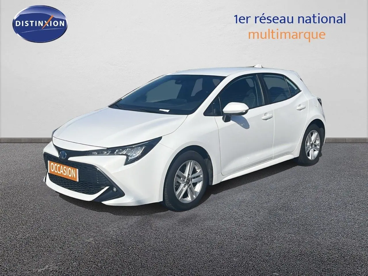 Toyota Corolla blanche vue en 3/4 avant droit, mettant en valeur ses lignes modernes et ses jantes alliage.