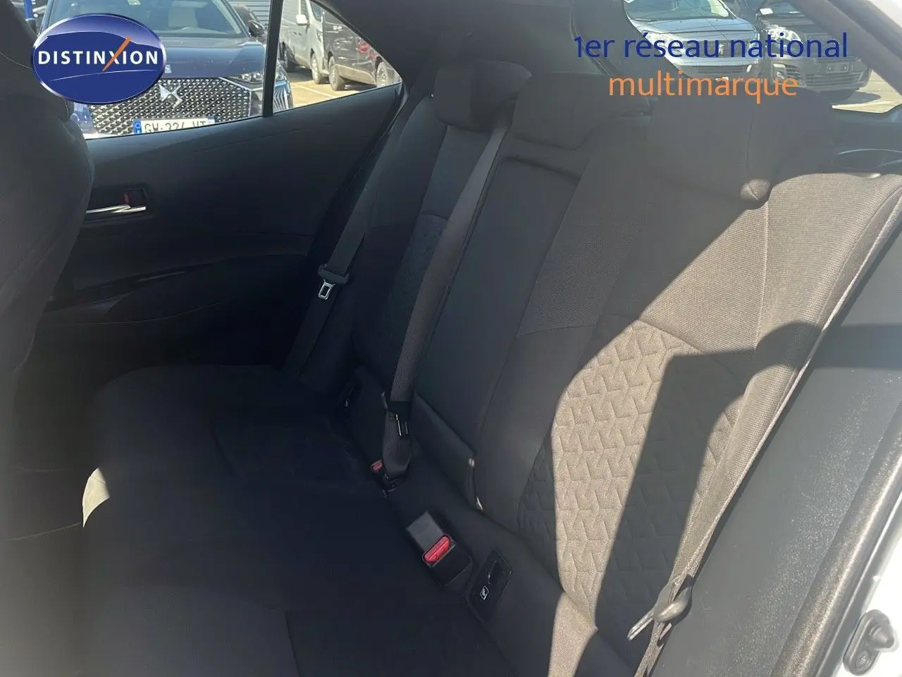 Vue intérieure sur la banquette arrière en tissu noir de la Toyota Corolla blanche 2023, côté droit.