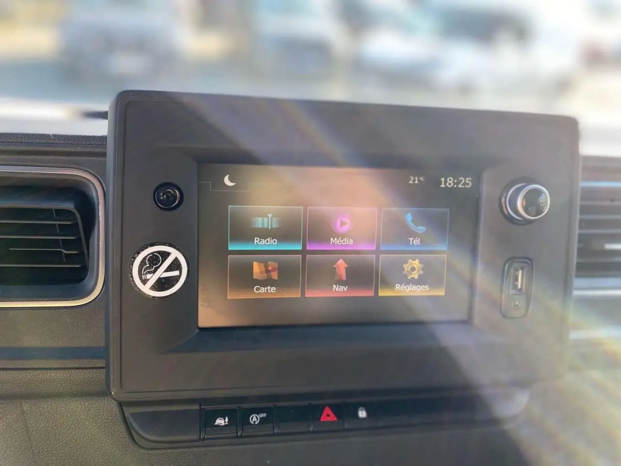 Écran tactile du système Navi 50 IntelliLink dans l'habitacle de l'Opel Movano Fourgon blanc, vue de face.
