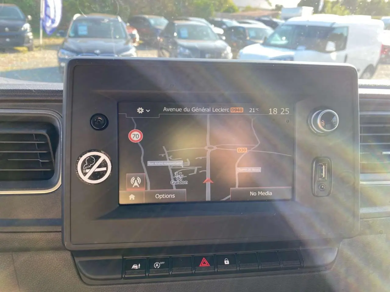 Écran tactile de navigation IntelliLink affichant une carte, avec commandes et prise USB dans un Opel Movano blanc.
