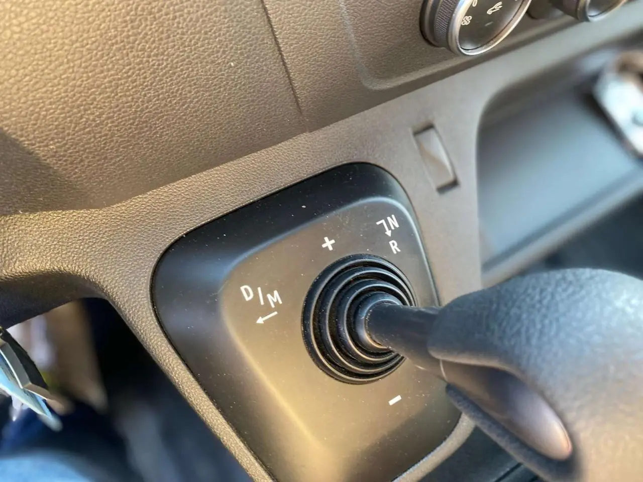 Gros plan sur la commande de boîte automatique noire dans l'habitacle du fourgon blanc Opel Movano 2021.