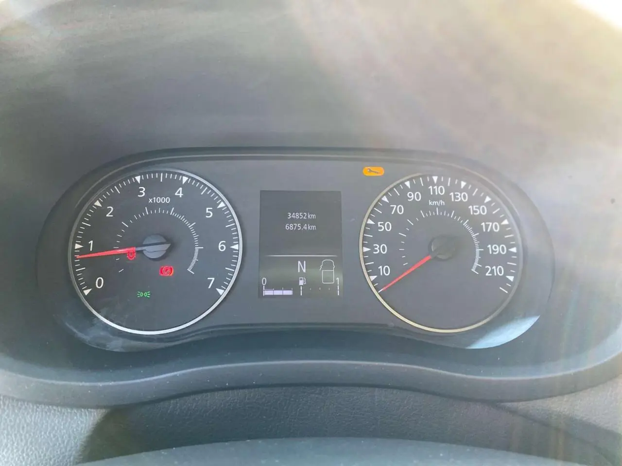 Vue rapprochée du tableau de bord du fourgon Opel Movano blanc, affichant compte-tours et compteur de vitesse.