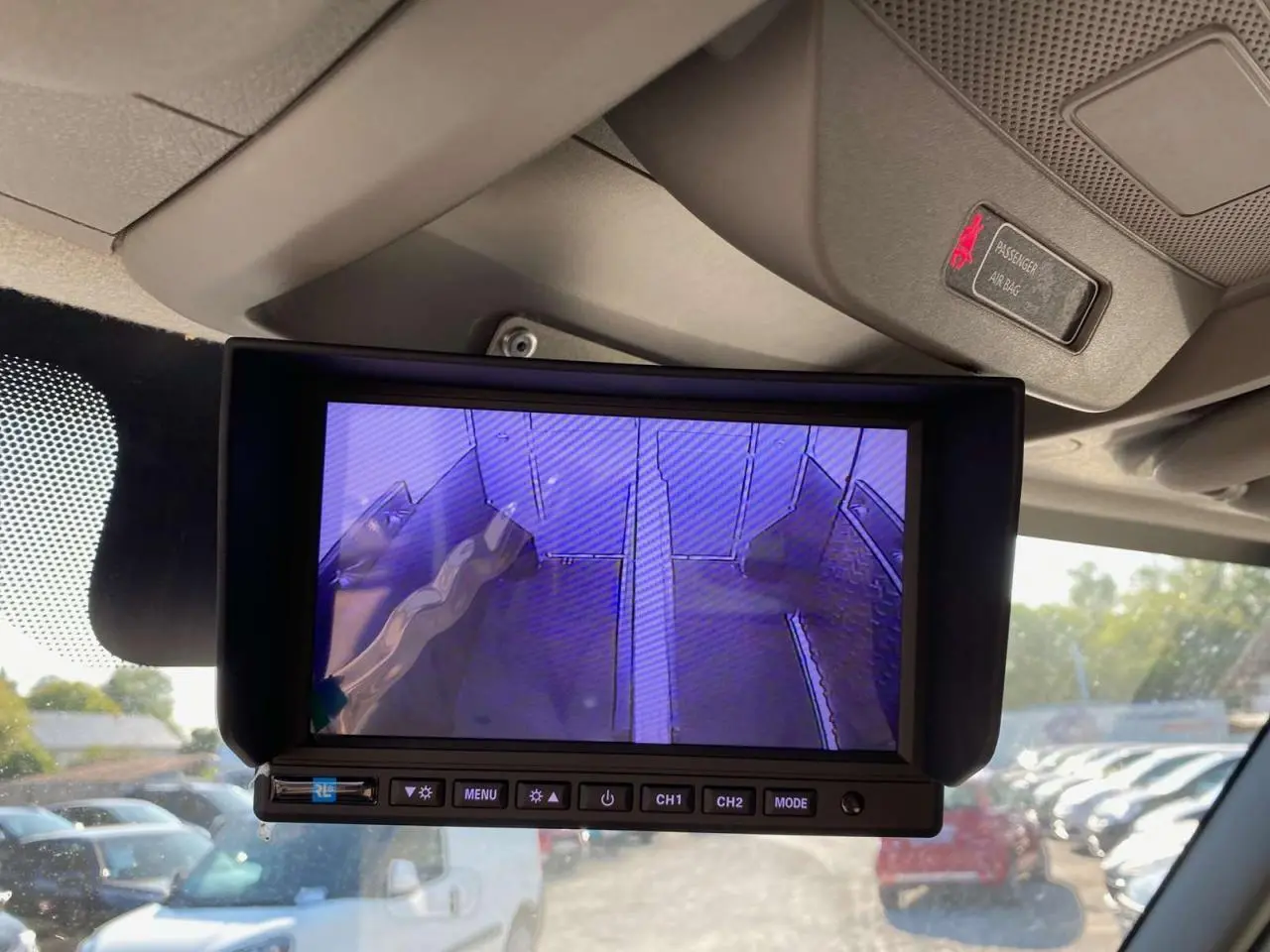 Écran de caméra de recul dans un Opel Movano Fourgon blanc, vue intérieure de la cabine avec affichage du chargement arrière.