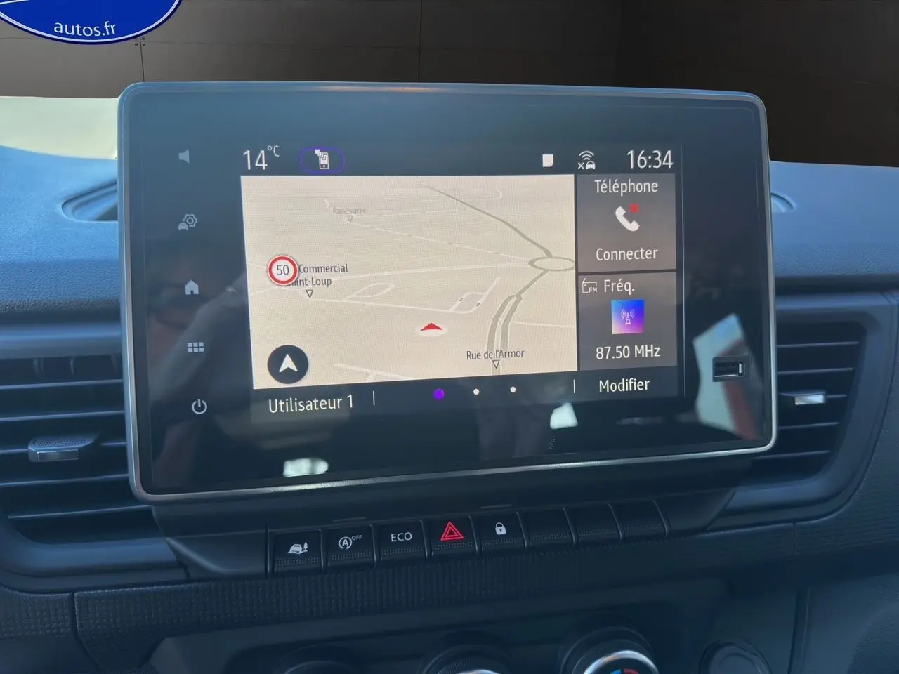 Écran tactile central du tableau de bord du Renault Trafic Combi 2025 avec navigation et commandes intégrées.