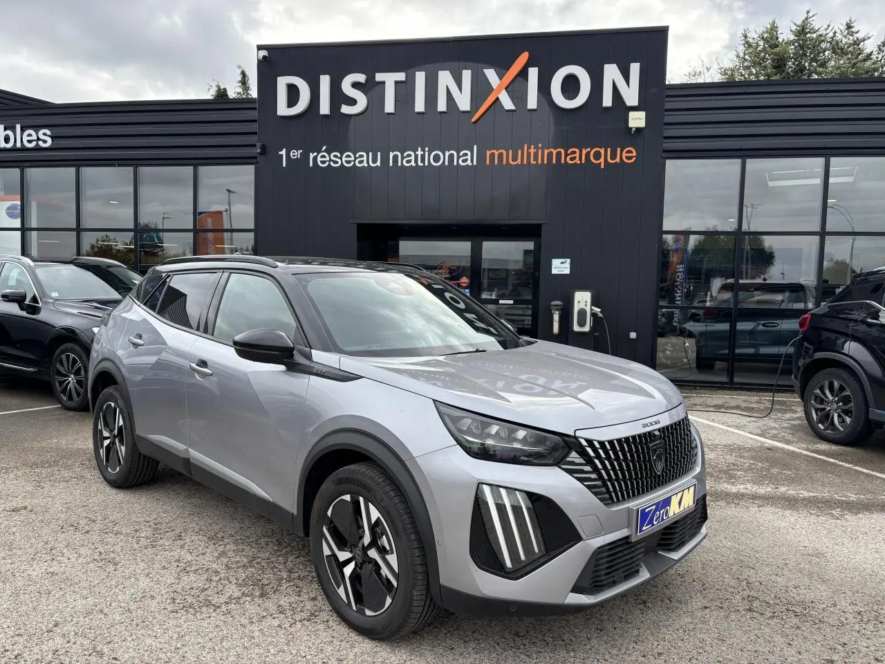 Peugeot 2008 gris Artense avec toit noir en 3/4 avant droit, calandre noire et jantes bi-ton 17 pouces.