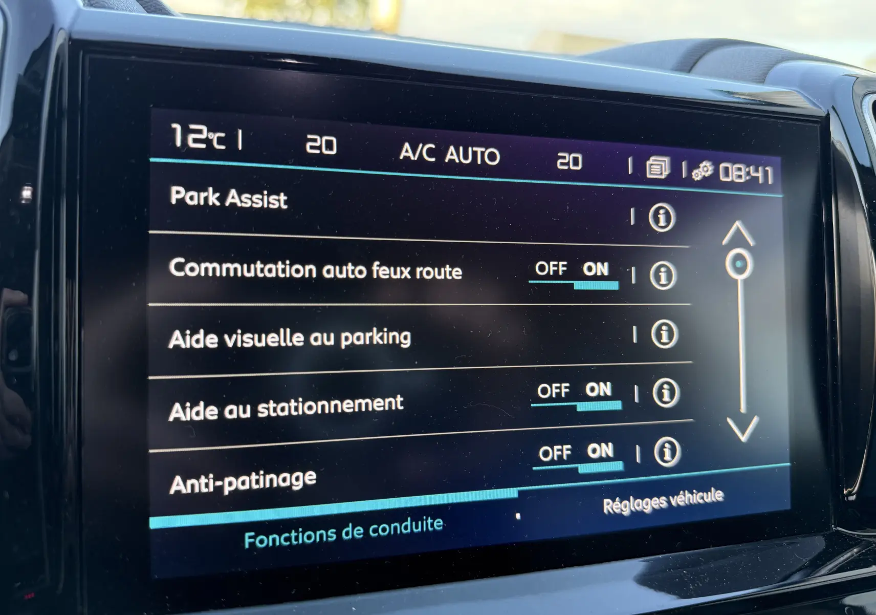 Écran tactile intérieur du Citroën C5 Aircross 2021 affichant les options d'aide à la conduite et de parking.