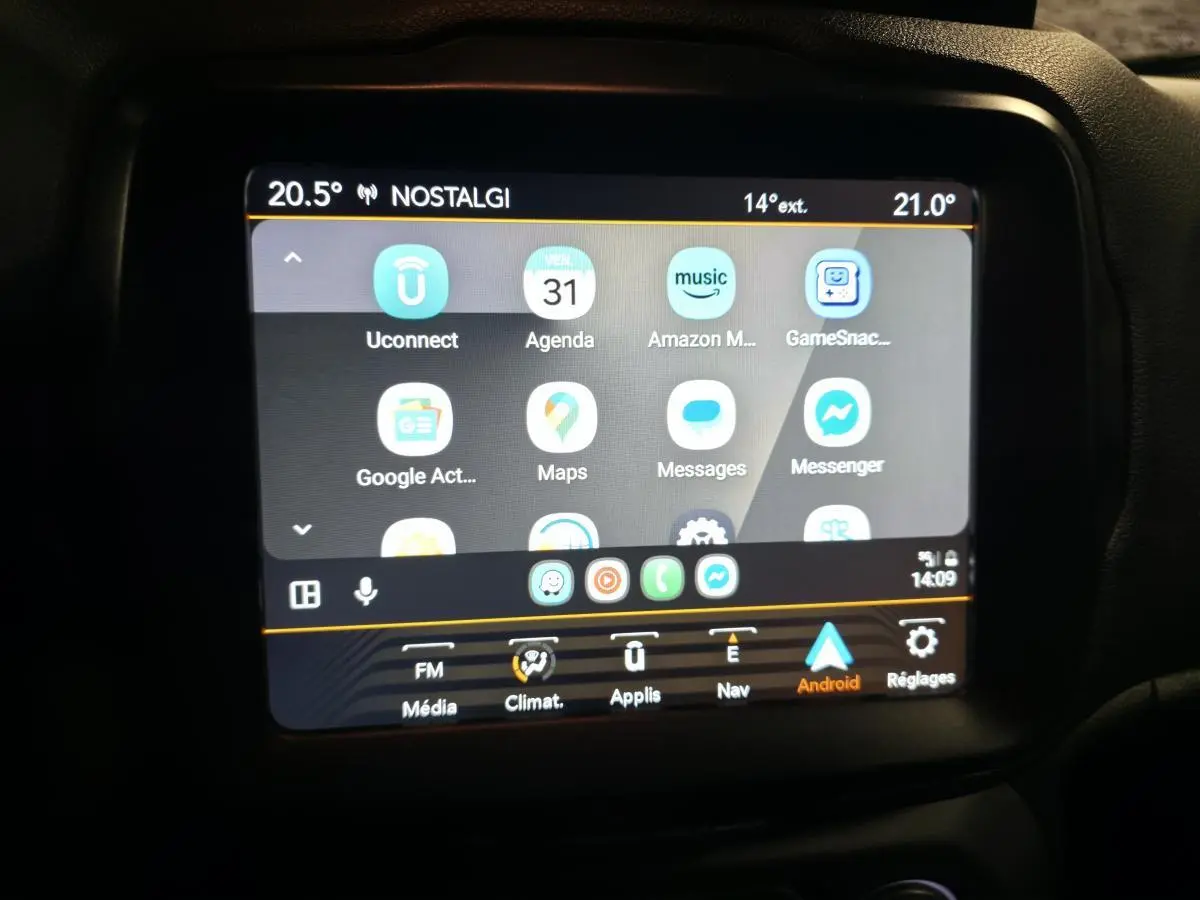 Écran tactile central du Jeep Renegade 2018 affichant l'interface Uconnect avec applications connectées.
