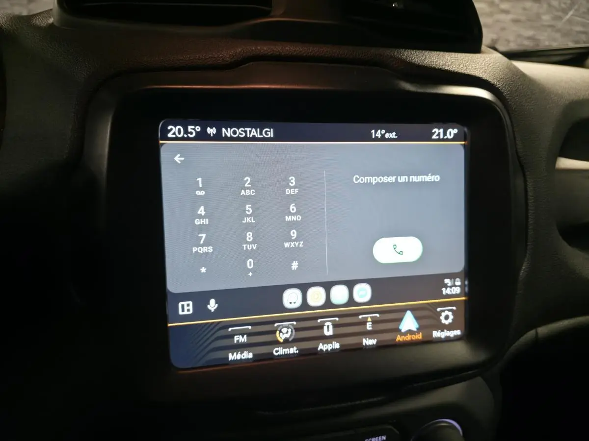 Écran tactile central du Jeep Renegade 2018 affichant le clavier pour composer un numéro, entouré de plastique noir.