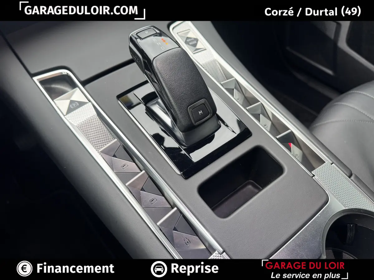 Gros plan sur la console centrale noire du DS7 Crossback Bleu avec levier de vitesses automatique et boutons chromés.