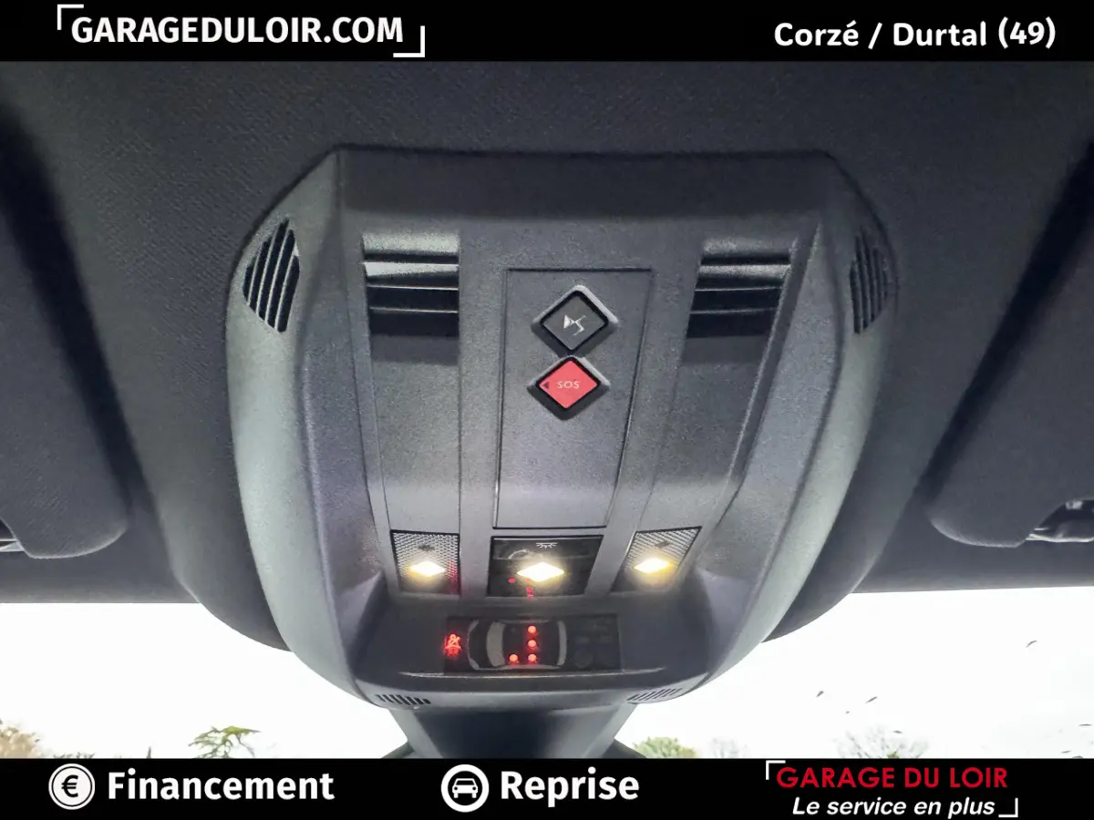 Vue intérieure du plafonnier avec boutons SOS et éclairages, DS7 Crossback bleu 2024, version Rivoli diesel automatique.
