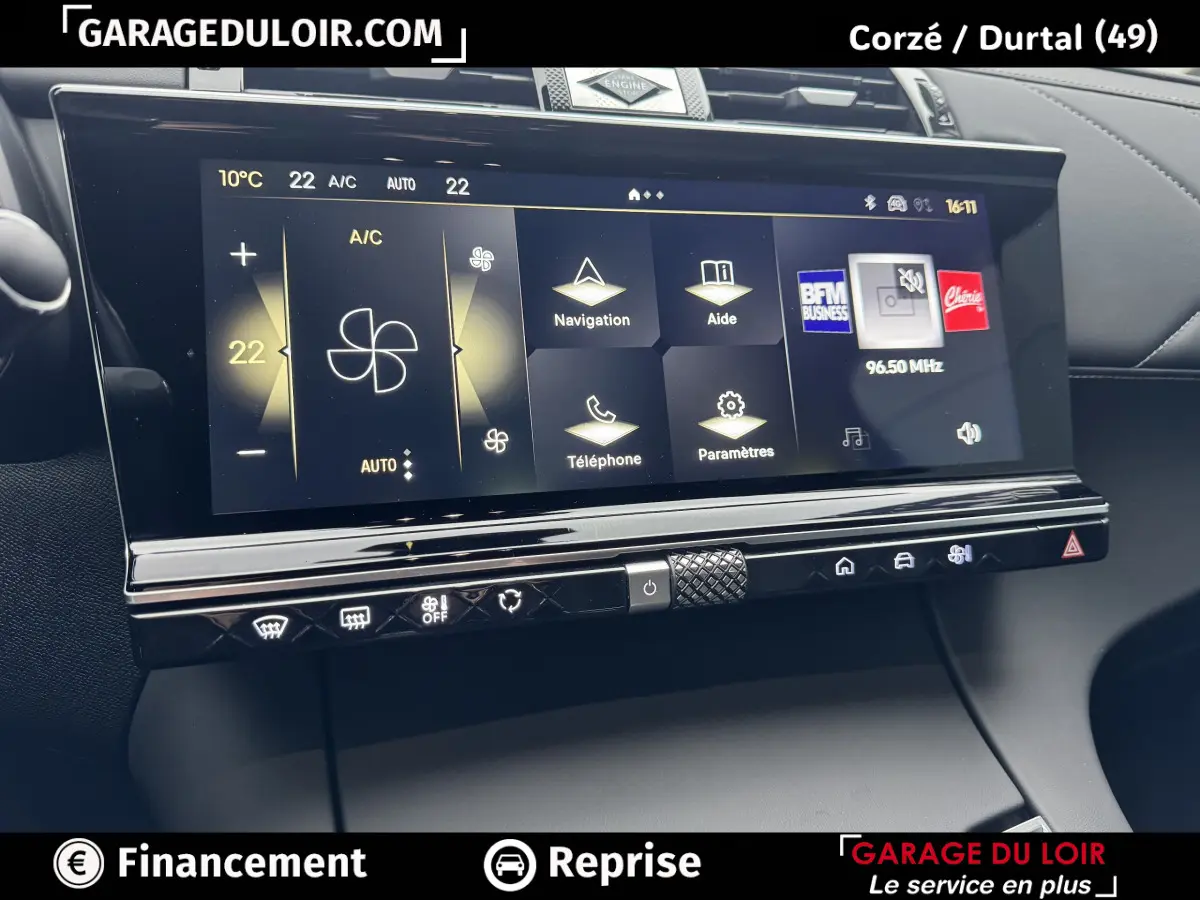 Écran tactile 12 pouces du tableau de bord du DS7 Crossback Bleu, affichant la climatisation et la navigation.