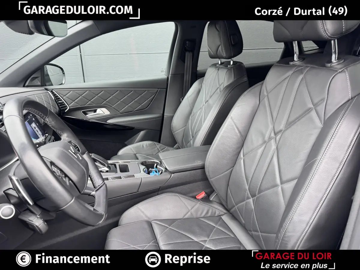Vue intérieure côté conducteur du DS7 Crossback bleu 2024, sièges cuir noir matelassé et tableau de bord moderne.