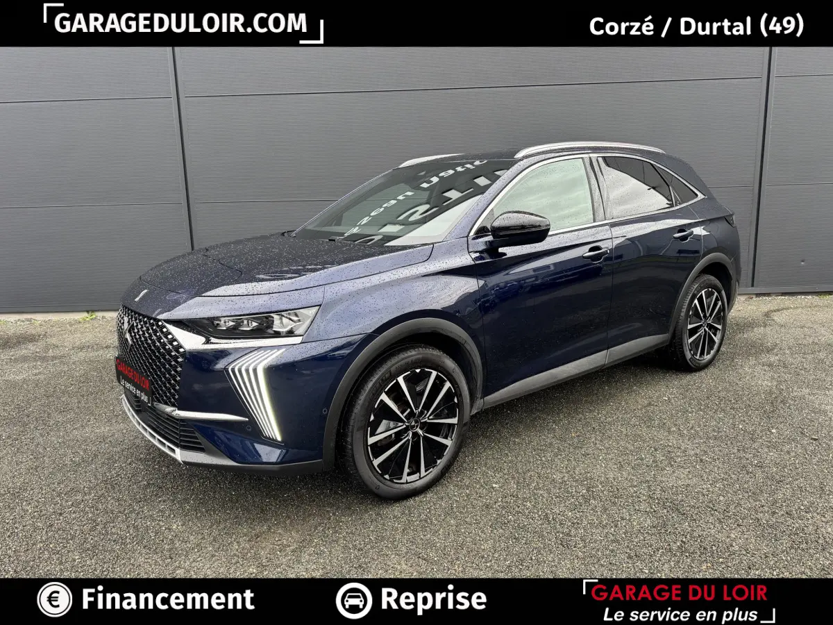 DS7 Crossback Bleu 3/4 avant droit avec signature lumineuse verticale et jantes noires bicolores