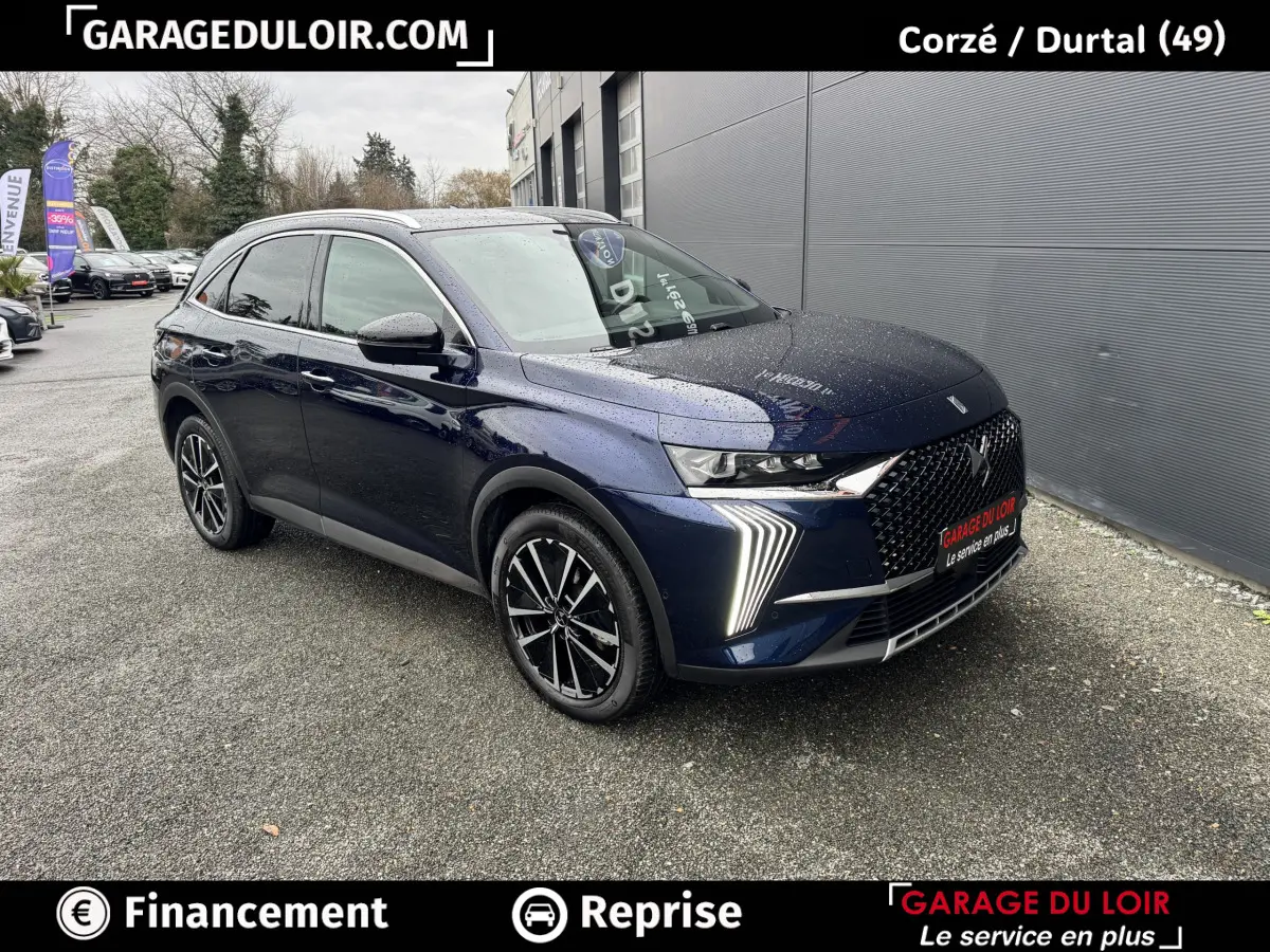 DS7 Crossback Bleu 3/4 avant droit avec feux LED distinctifs et jantes noires sur parking humide