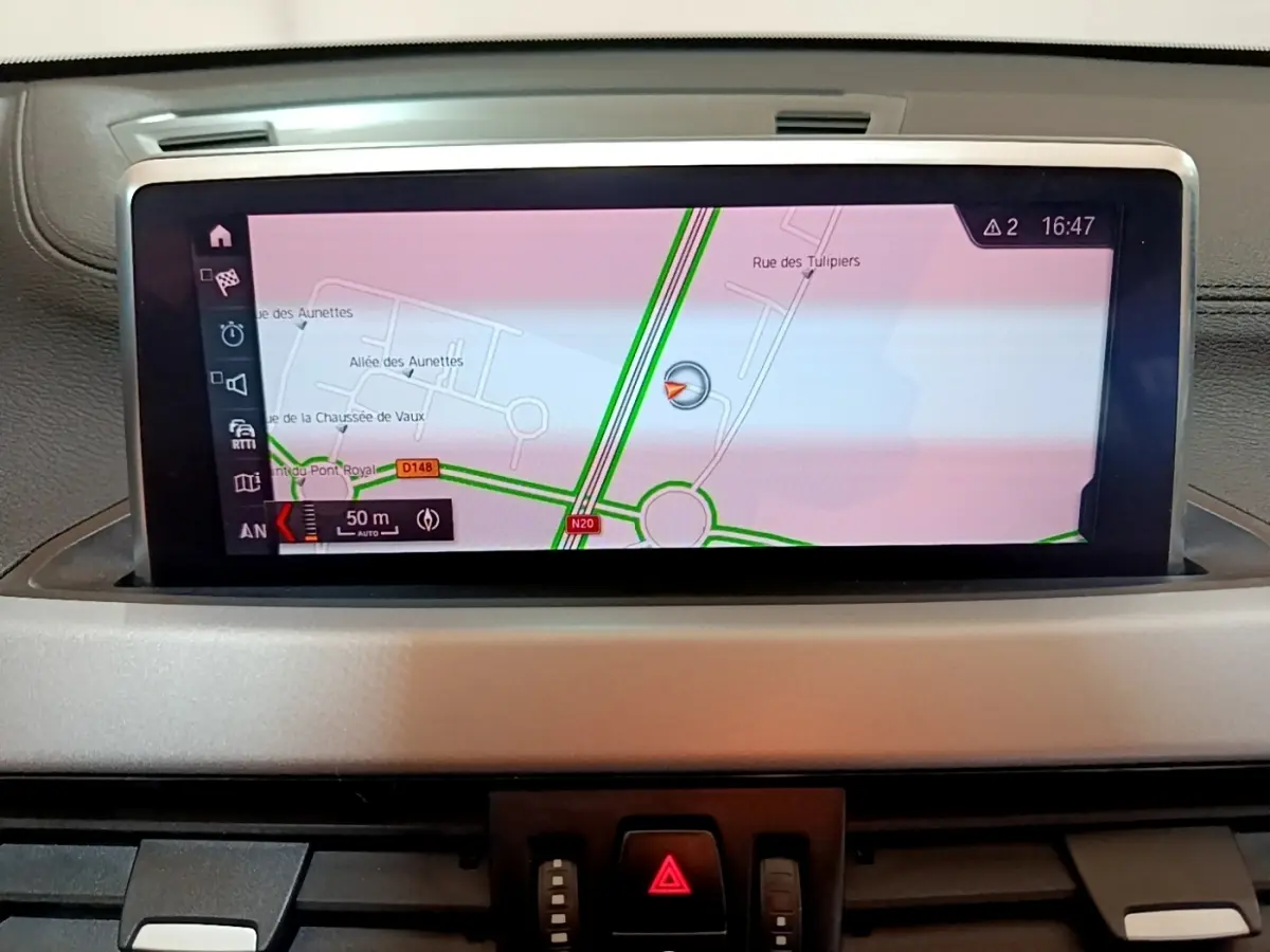 Écran central du tableau de bord de la BMW X2 sDrive18i Lounge 2023 affichant la navigation GPS.