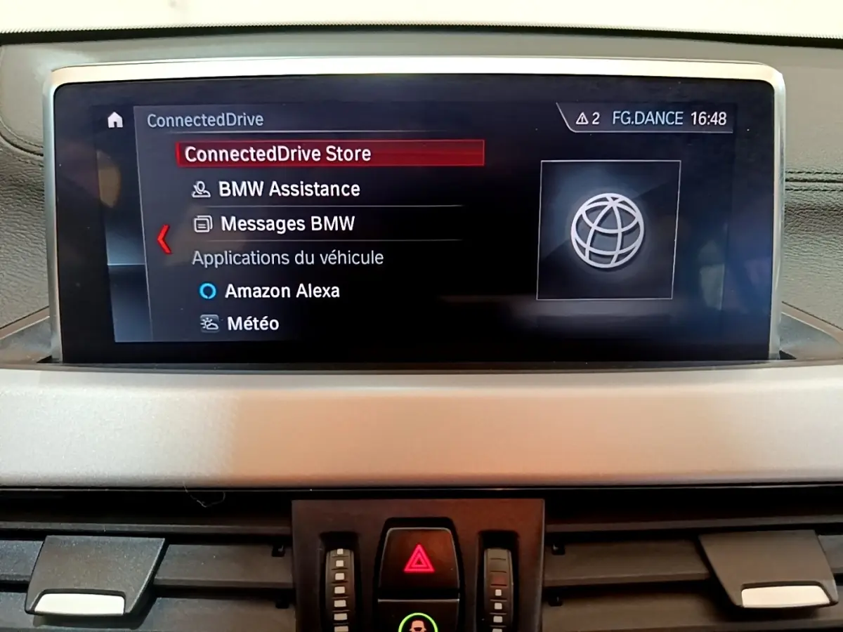 Écran central du tableau de bord de la BMW X2 sDrive18i Lounge 2023 affichant le menu ConnectedDrive.