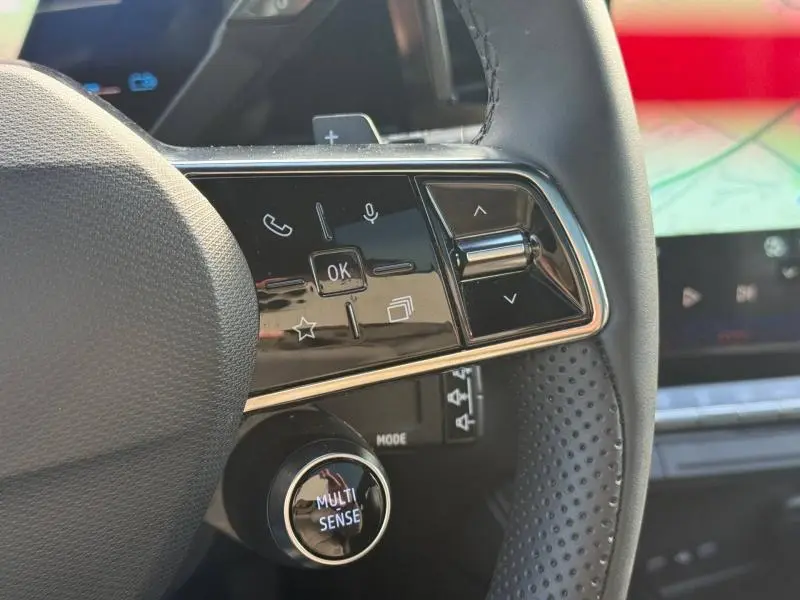 Gros plan sur les commandes au volant du Renault Austral 2025, avec bouton Multi-Sense et finition noire brillante.
