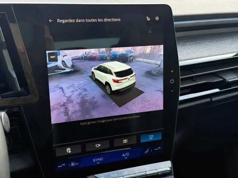 Écran intérieur montrant une vue 3/4 arrière du Renault Austral blanc nacré avec toit noir étoilé en caméra 360°.