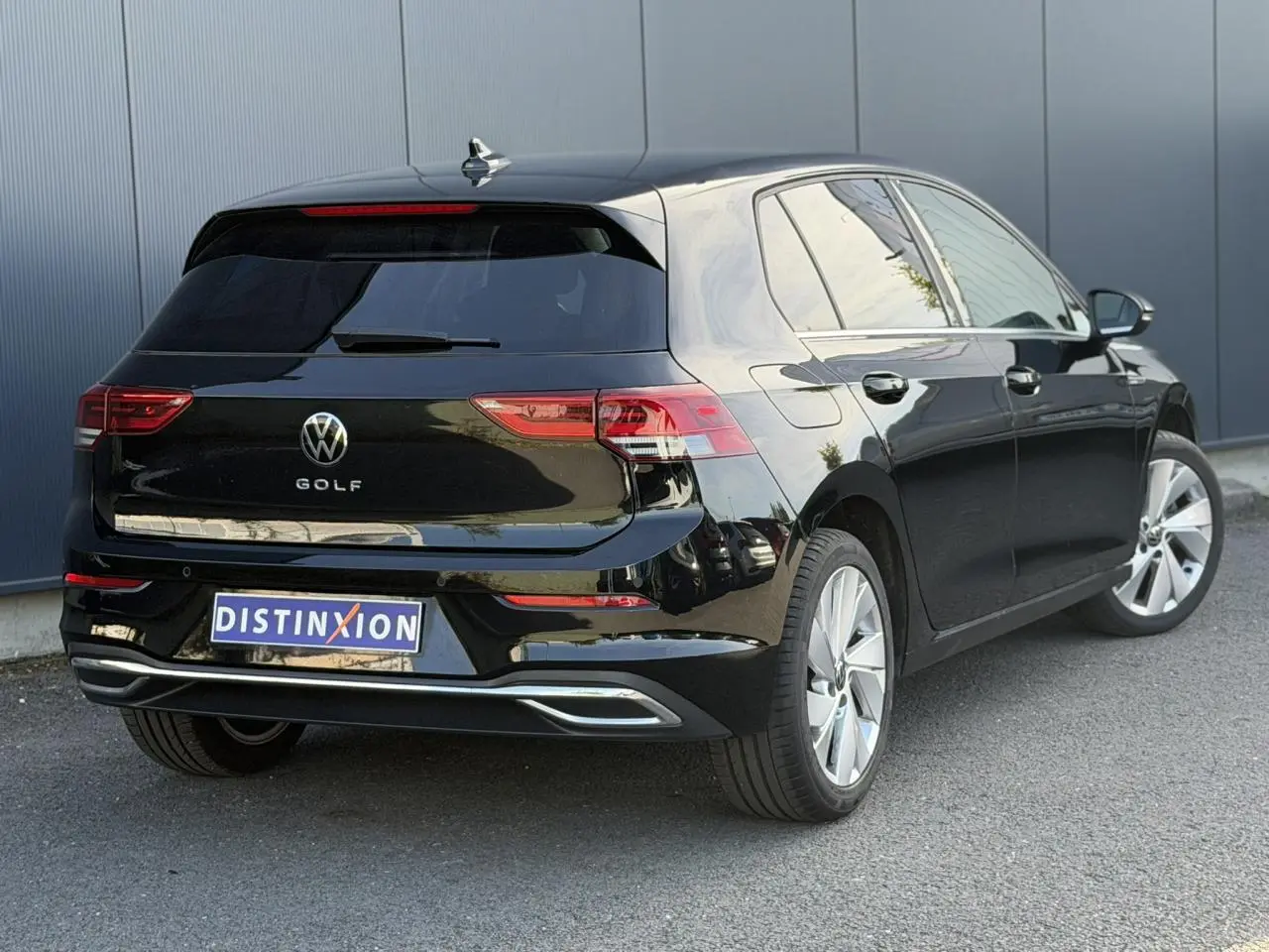 Volkswagen Golf VIII noire vue 3/4 arrière droit, avec feux arrière LED et jantes alliage 17 pouces.