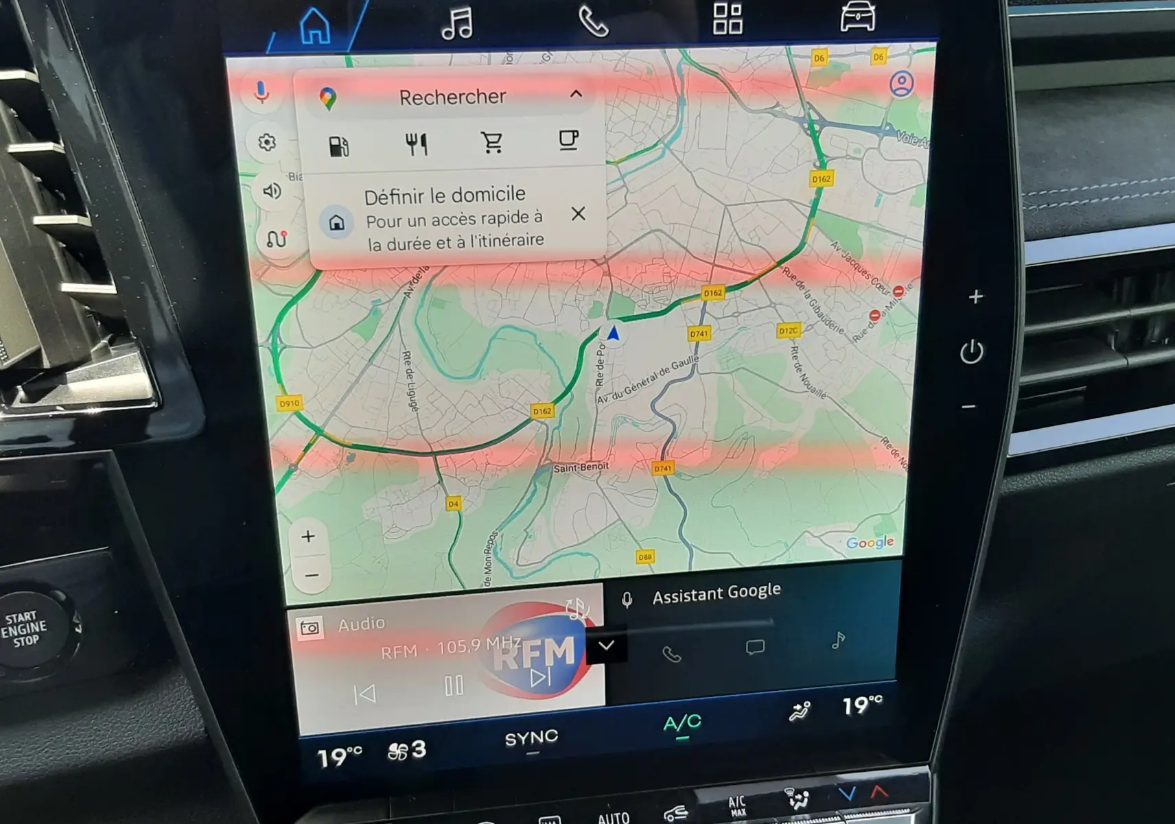 Écran tactile central avec navigation et commandes climatisation dans le tableau de bord d'un Renault Espace gris Schiste 2025