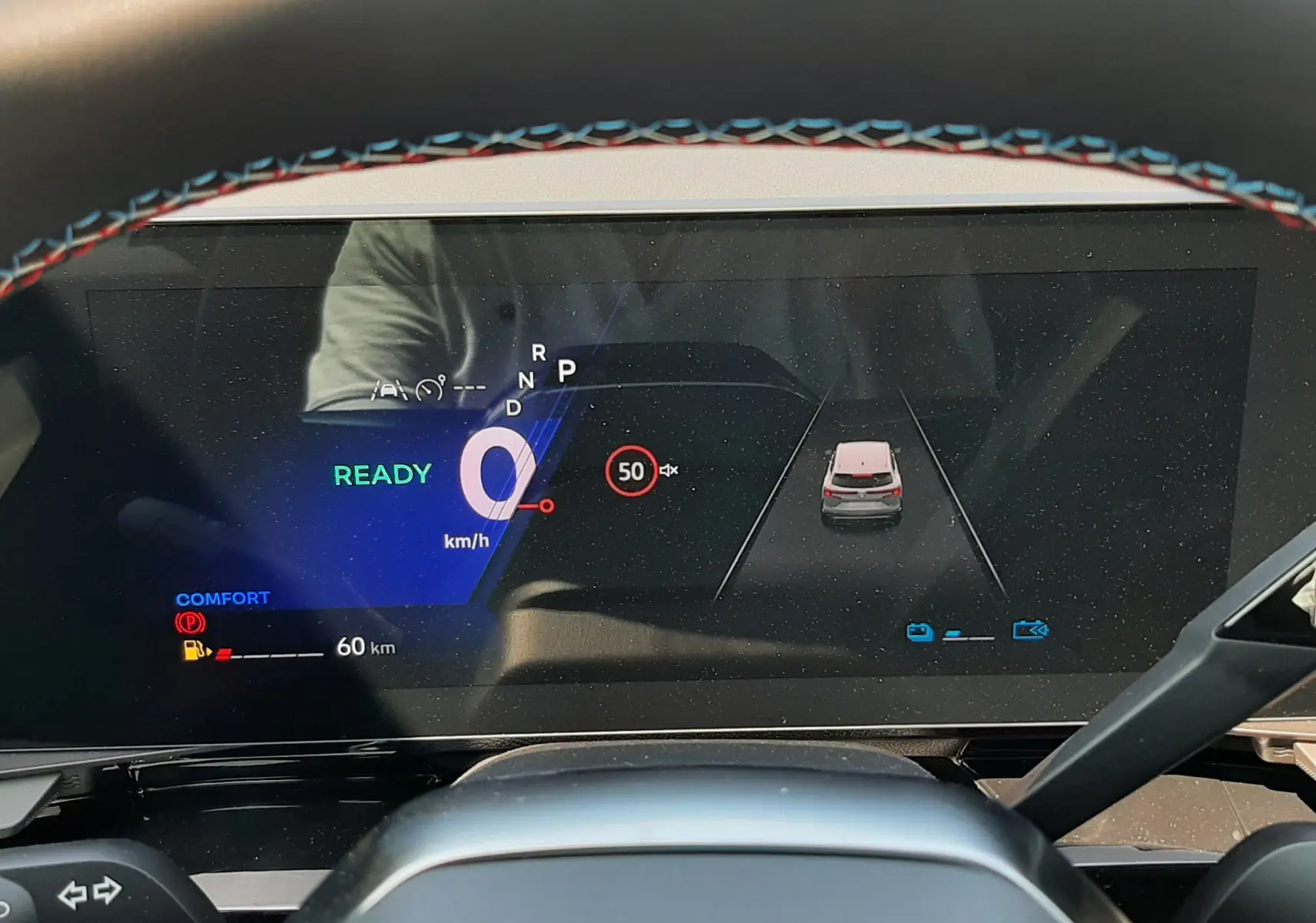 Tableau de bord numérique du Renault Espace VI hybride, affichant la vitesse à 0 km/h et la limite à 50 km/h.