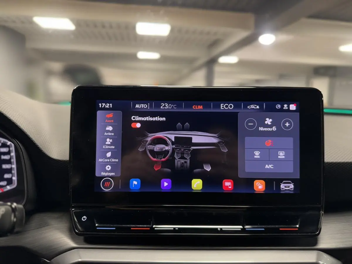 Écran tactile central du tableau de bord du CUPRA Leon Sportstourer 1.4 e-Hybrid affichant les réglages de climatisation