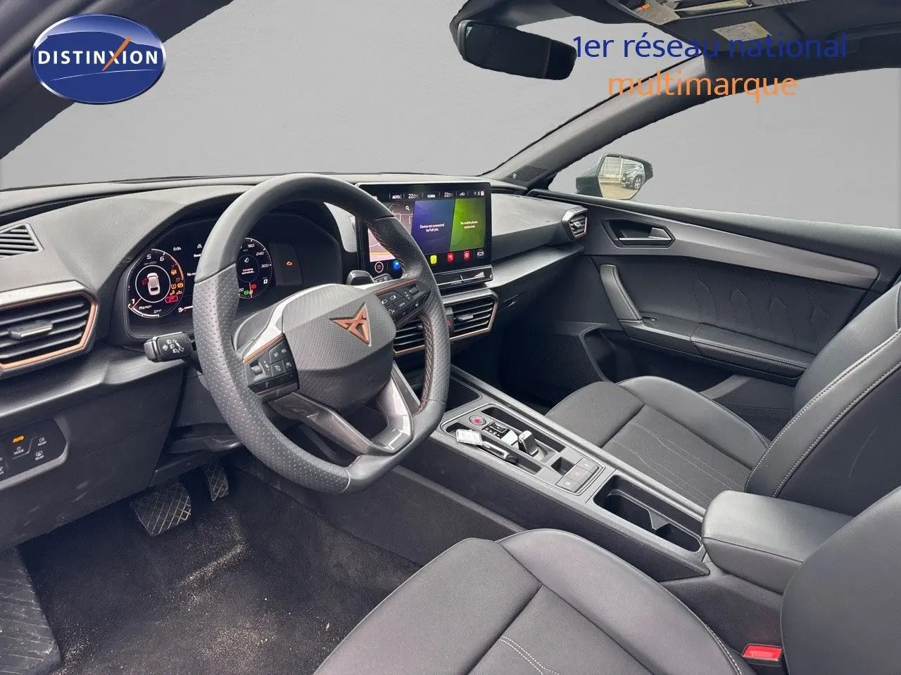 Intérieur de la CUPRA LEON ST 2024 en gris Graphene Metal, vue côté conducteur avec tableau de bord digital et volant multifonction.