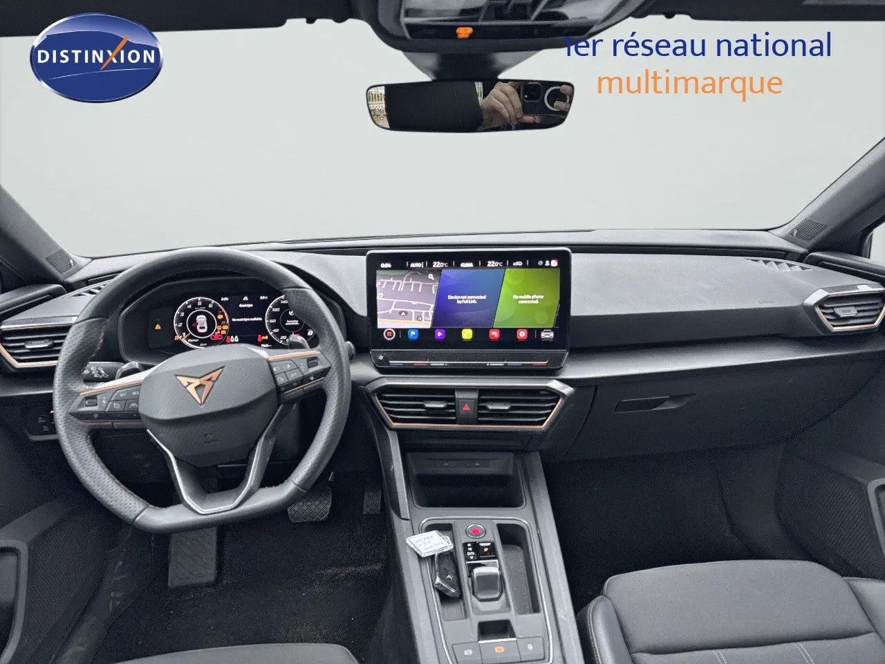 Intérieur de la CUPRA LEON ST 2024 en vue frontale, tableau de bord moderne avec écran tactile et volant cuir noir.