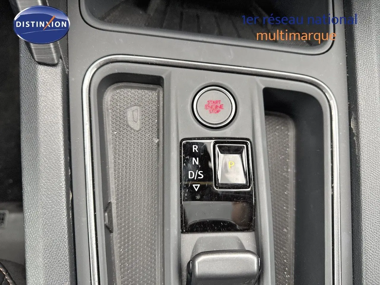 Gros plan sur la console centrale de la CUPRA LEON ST 2024 avec bouton start et levier de boîte automatique gris.