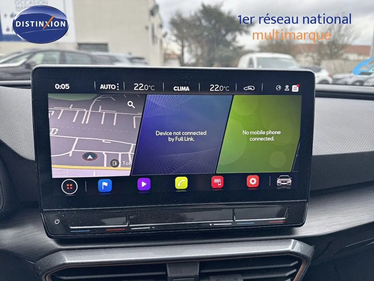 Écran tactile central du tableau de bord de la CUPRA LEON ST 2024, affichant la navigation et les connexions multimédia.