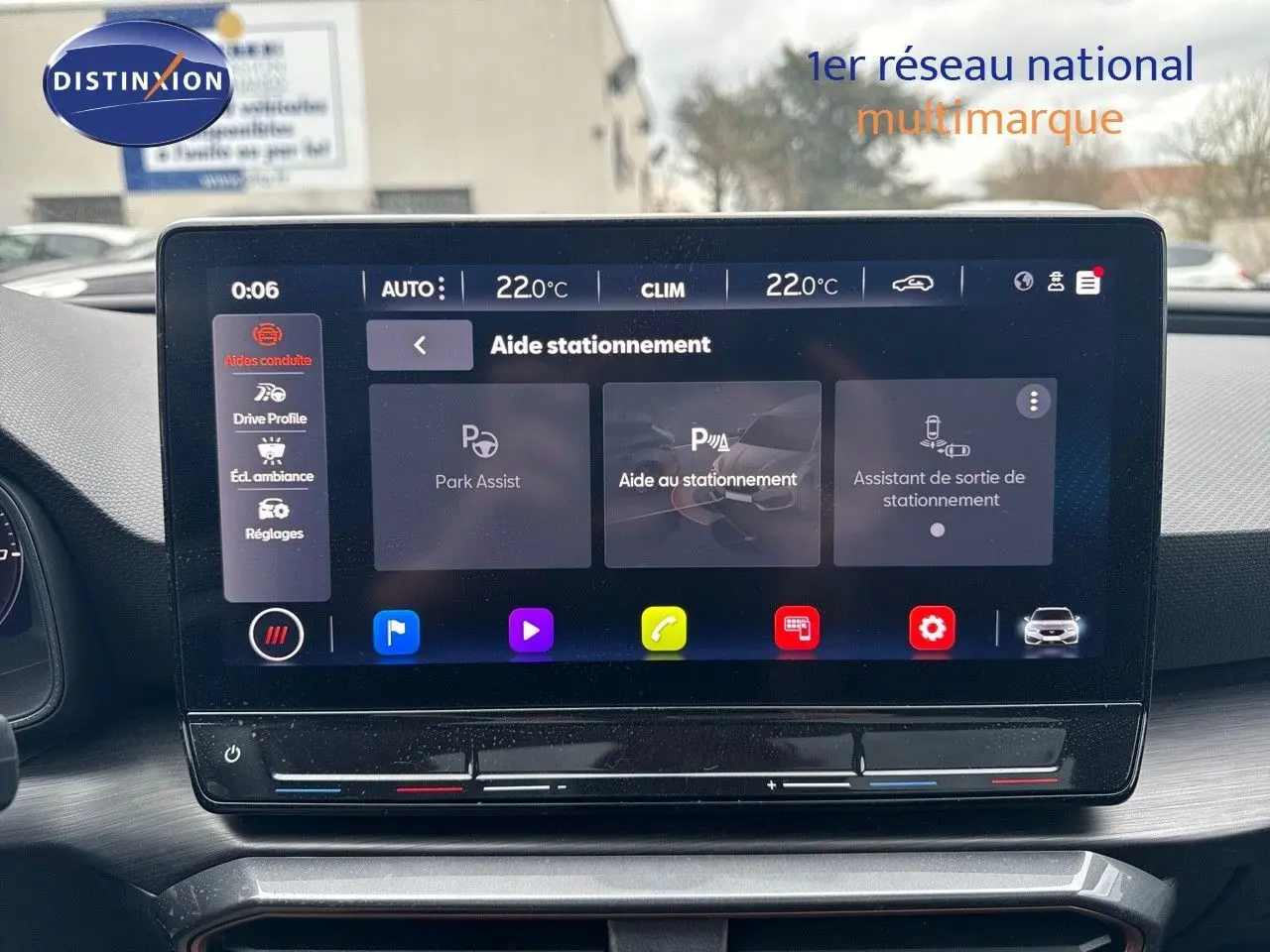 Écran tactile central de la CUPRA LEON ST 2024 montrant l'aide au stationnement et la climatisation à 22°C.