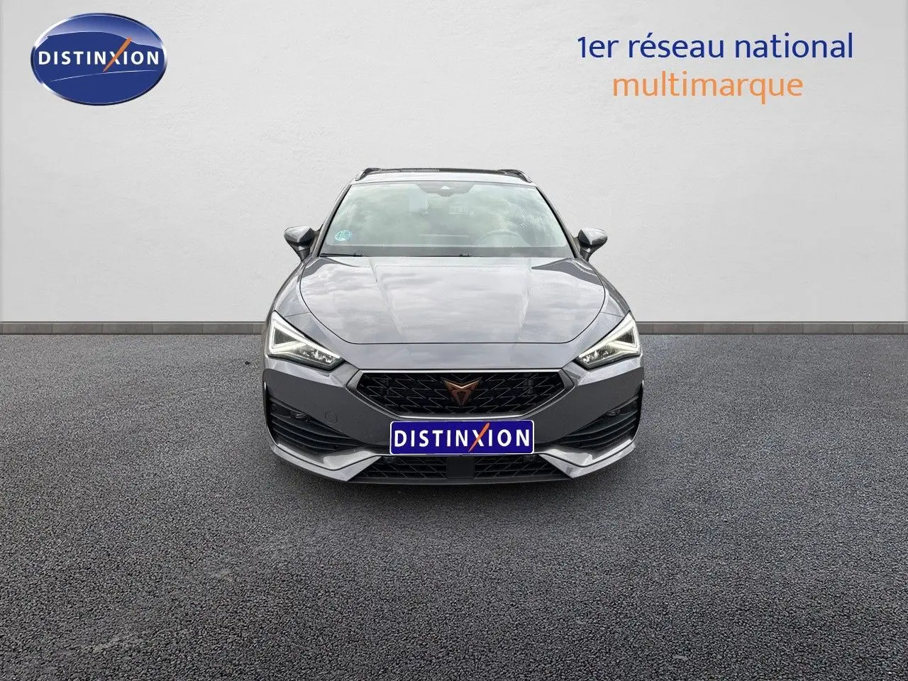 Vue frontale d'une CUPRA LEON ST gris Graphene Metal avec calandre noire et phares LED allumés.