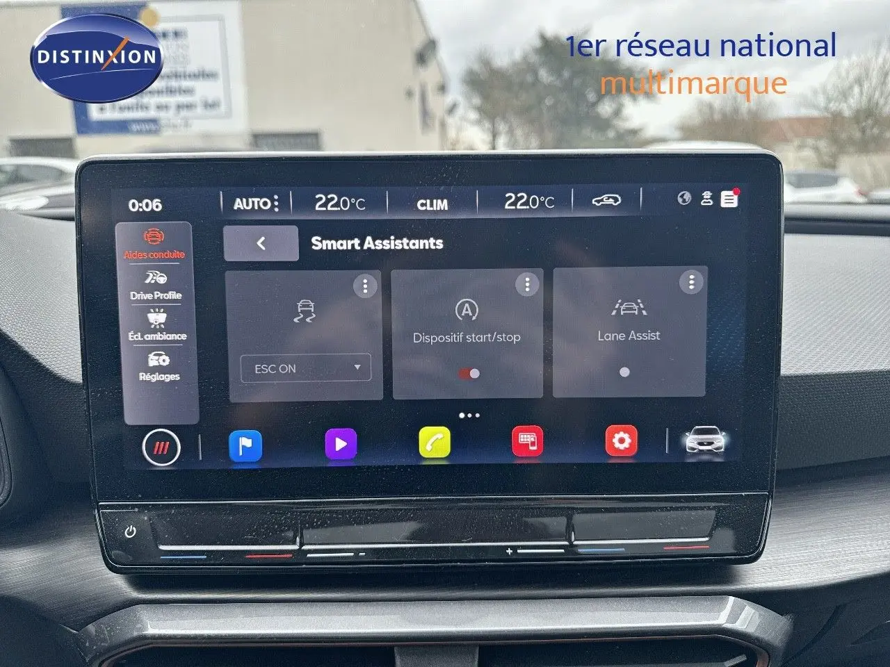Écran tactile central du tableau de bord de la CUPRA LEON ST 2024 affichant les assistants intelligents et la climatisation.