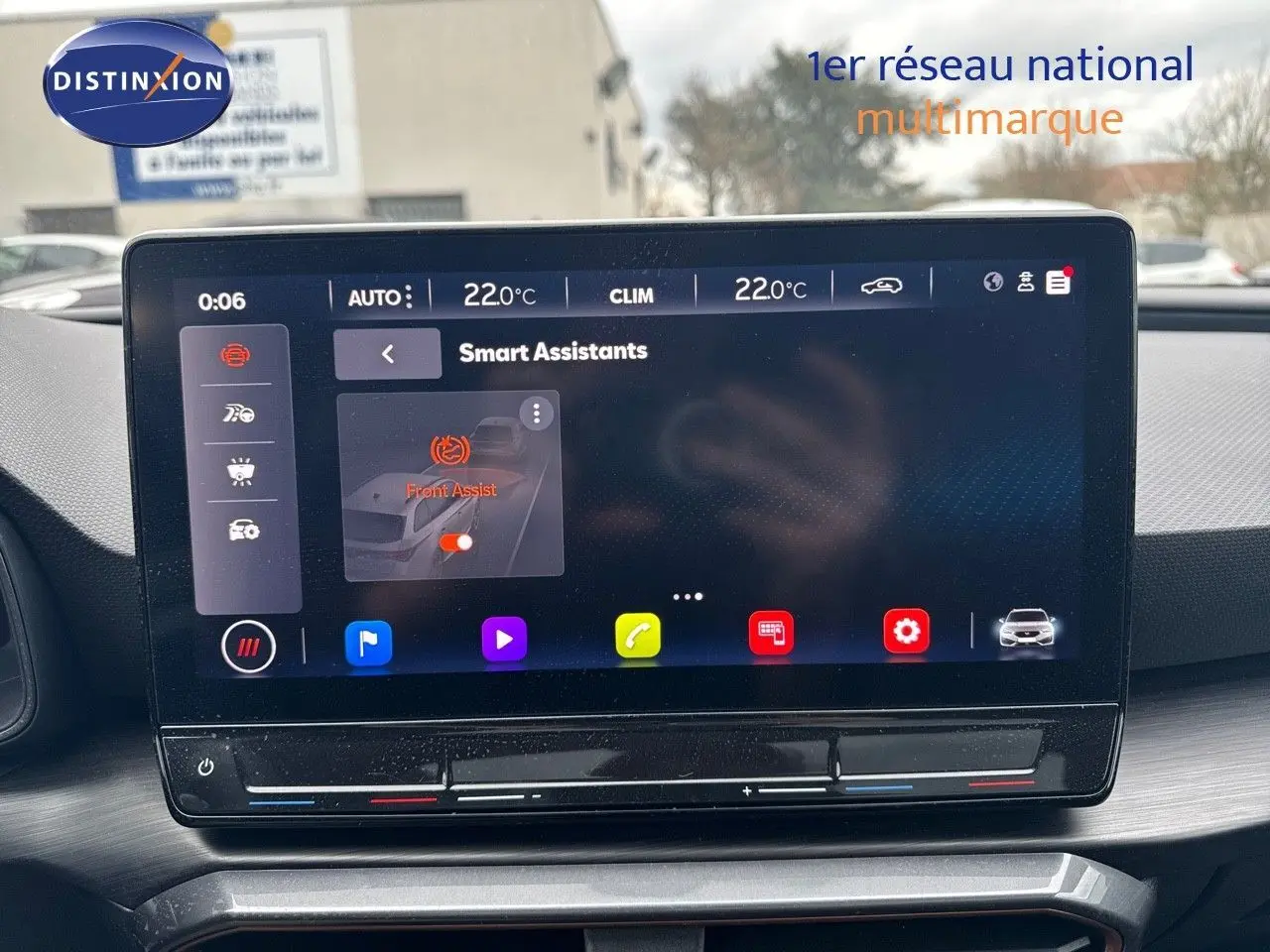 Écran tactile du système multimédia de la CUPRA LEON ST 2024 affichant les assistants intelligents et la climatisation à 22°C.