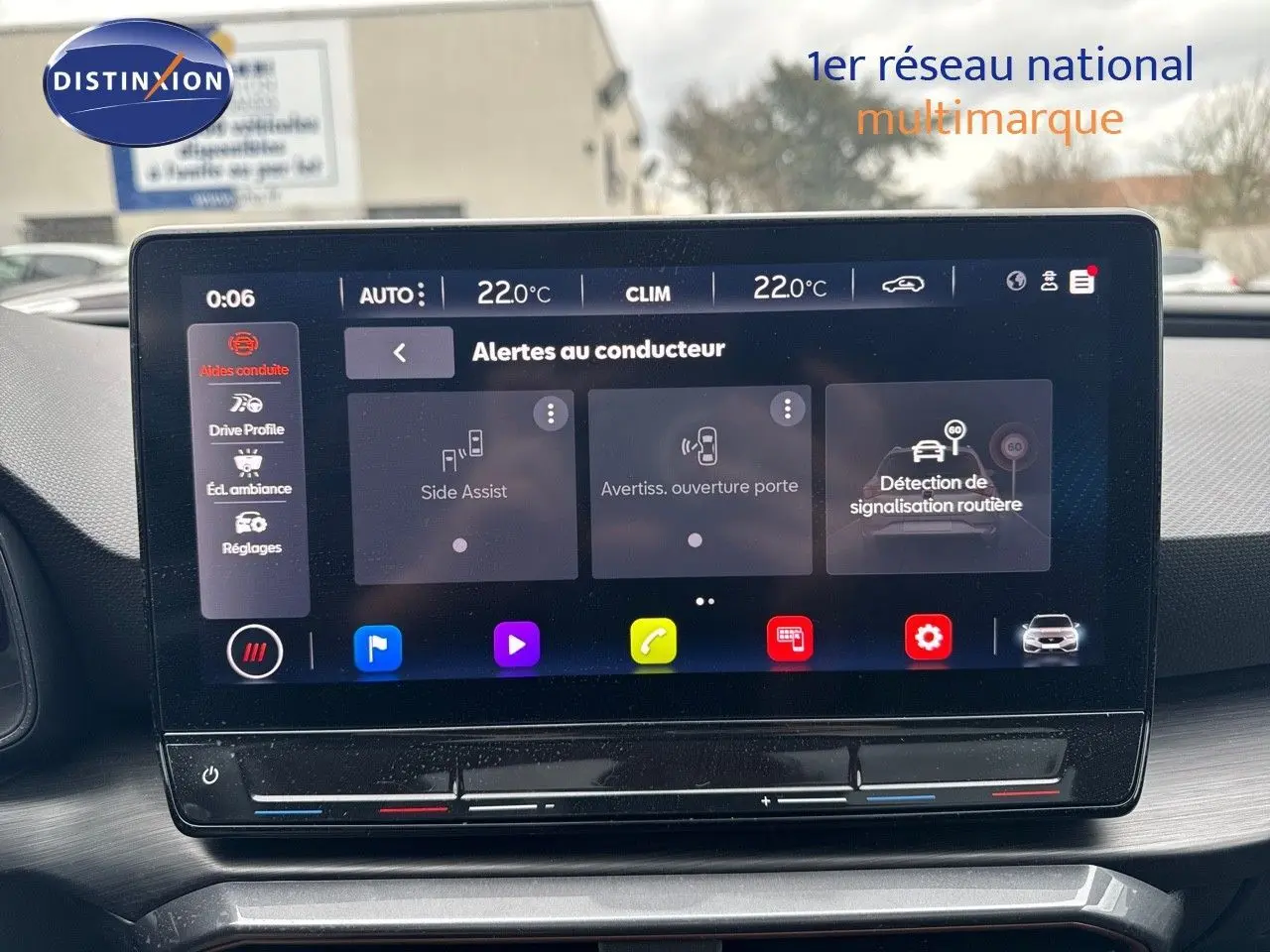Écran tactile central du tableau de bord de la CUPRA LEON ST 2024 affichant les alertes au conducteur.
