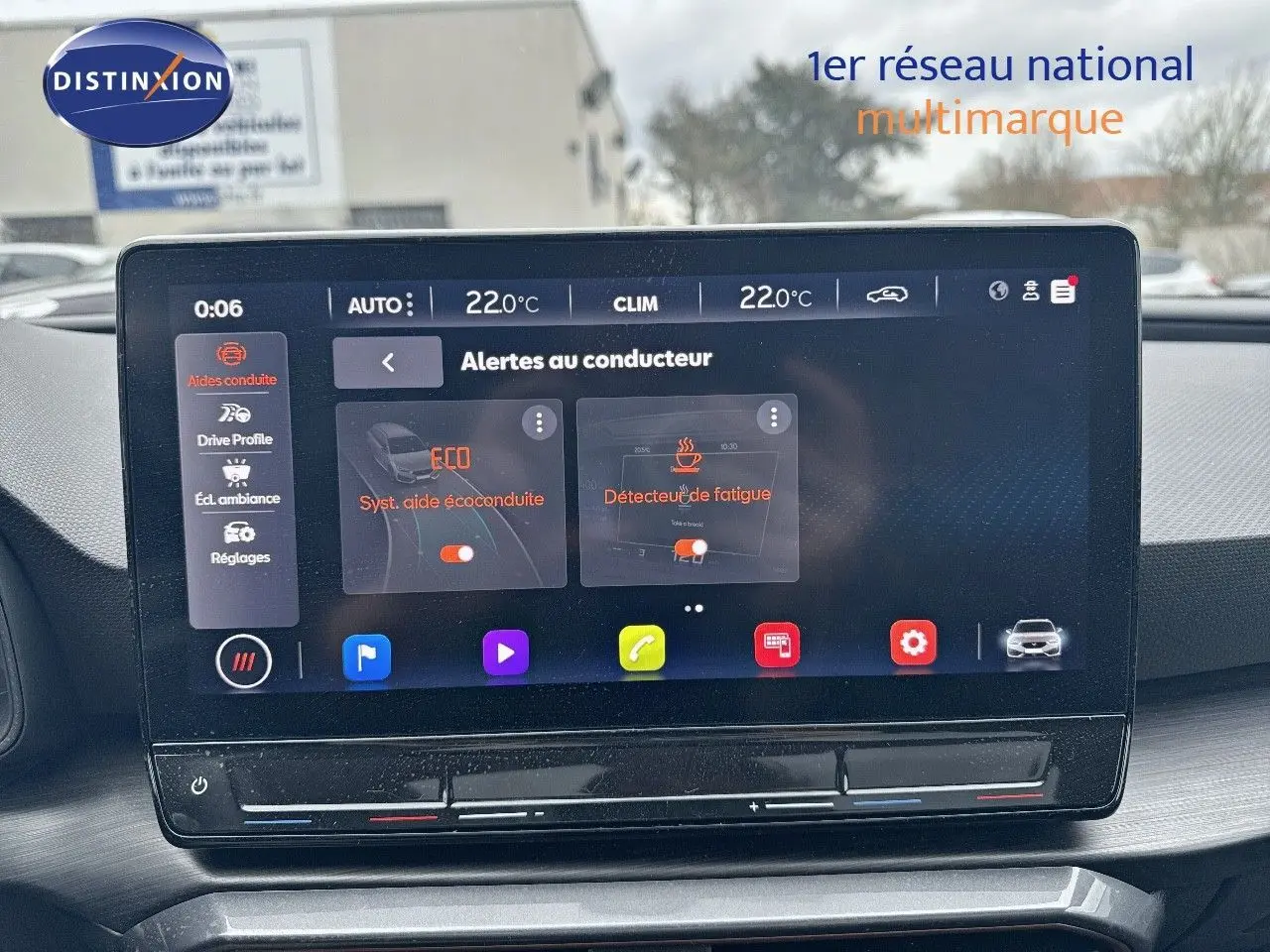 Écran tactile central affichant les alertes au conducteur dans l'habitacle d'une CUPRA LEON ST gris Graphene 2024.