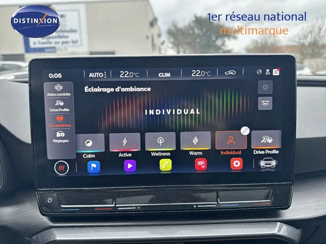 Écran tactile central affichant les réglages d'éclairage d'ambiance dans l'habitacle du CUPRA LEON ST 2024.