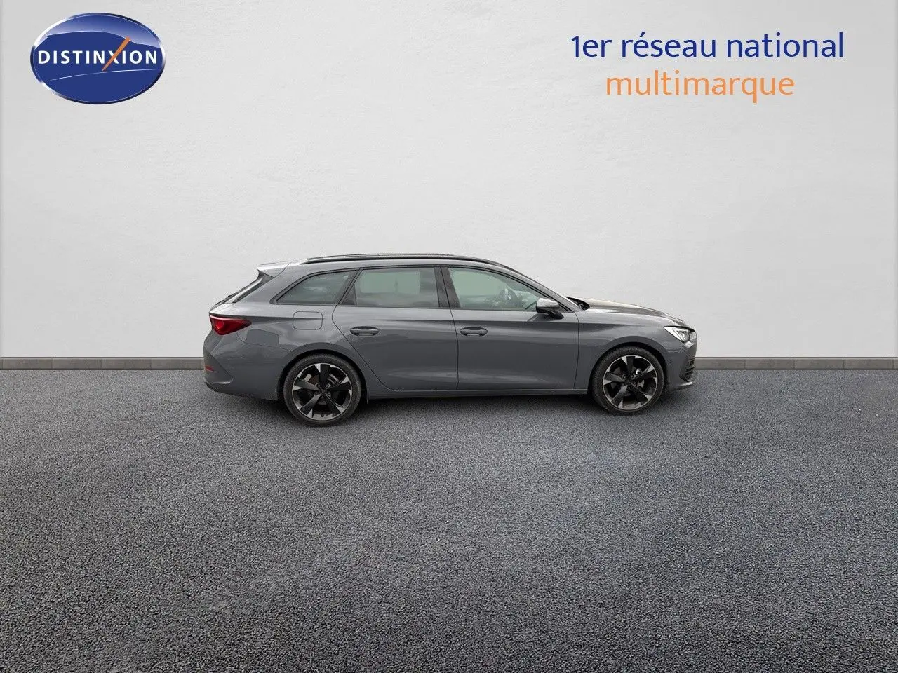 Profil latéral droit d'une CUPRA LEON ST 2024 en gris Graphene Metal avec jantes noires bicolores.