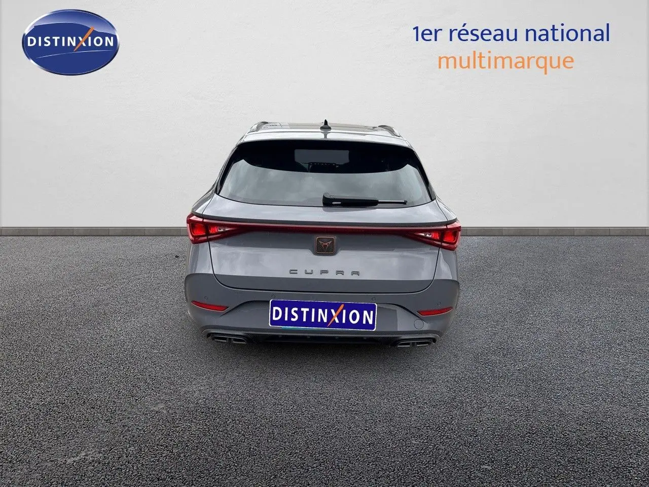 Vue arrière d'une CUPRA LEON ST gris Graphene Metal avec feux LED et double sortie d'échappement intégrée.