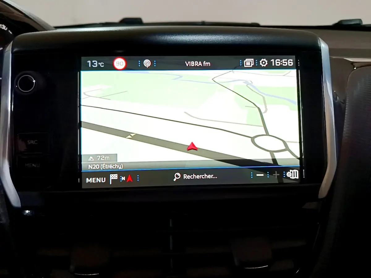 Écran tactile central du tableau de bord du Peugeot 2008 2019 affichant la navigation GPS en mode jour.