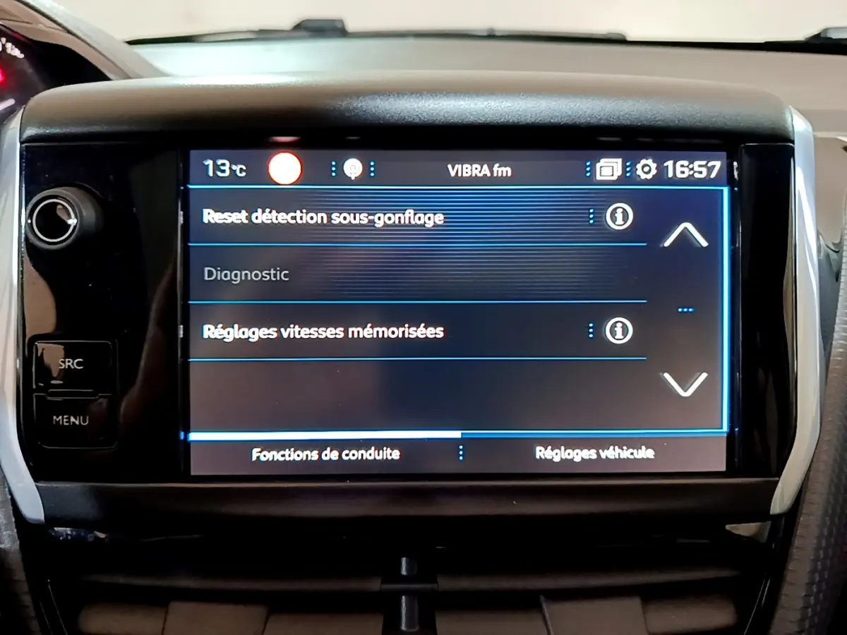 Écran tactile central du tableau de bord du Peugeot 2008 gris foncé, affichant les réglages de conduite.