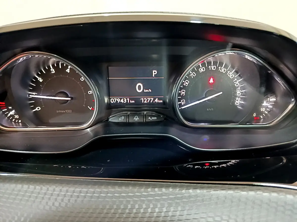 Tableau de bord de Peugeot 2008 Puretech 110 S&S, affichage digital au centre, compte-tours et vitesse analogiques.